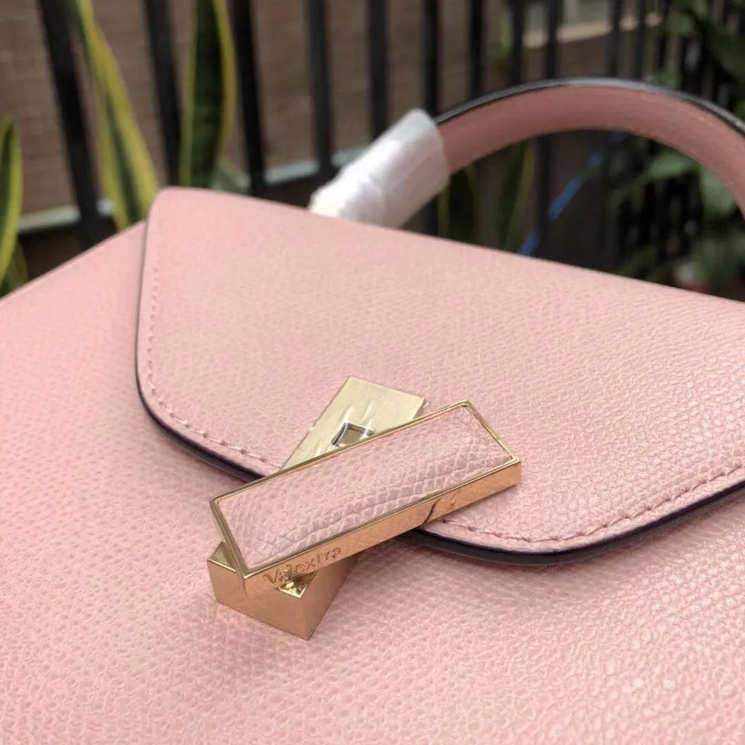 In stock👉Original small size light blue👉Valextra Valextra Iside, known as Italian Hermès, is one of the most representative designs of Valextra. There is no obvious logo, but the simple collective line design is very recognizable, full of architectural art, and shows a capable and intellectual style. It is made of imported palm-print lining cowhide, with up to five stitches of handwork, and the shiny oil edges test the skill of the craftsman. Small size: 22Cm